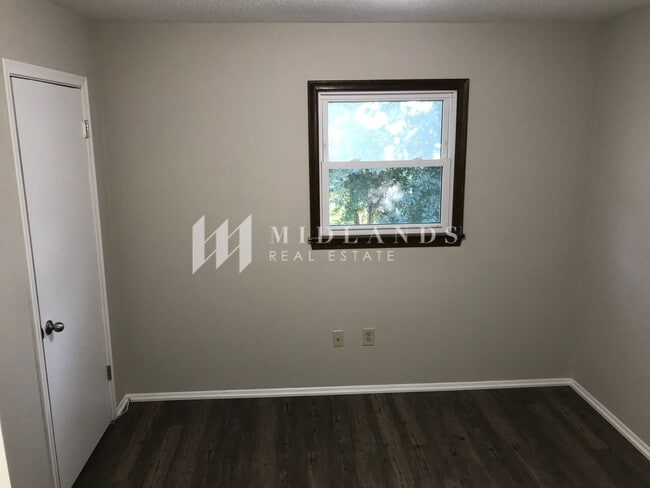 Building Photo - Aksarben Duplex