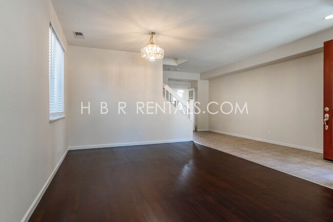 Building Photo - 803 Twin Oaks Dr