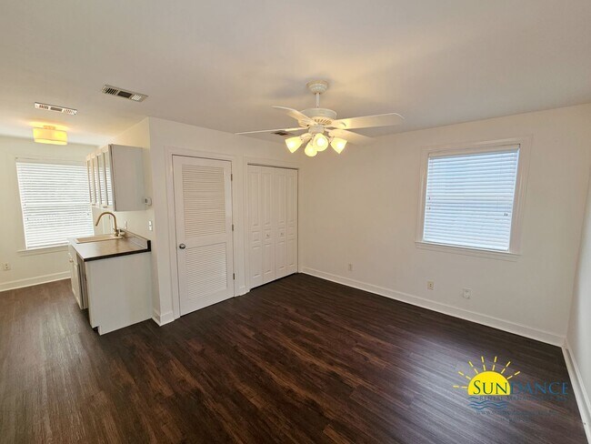 Building Photo - 360 Tradewinds Dr