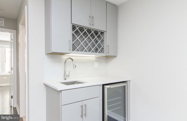 Building Photo - 712-14 S Sartain St