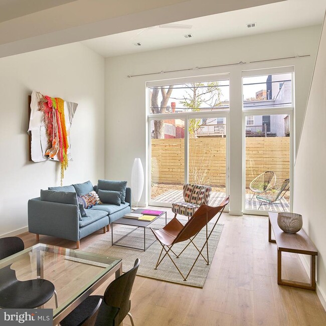 Building Photo - 446 Ridge St NW