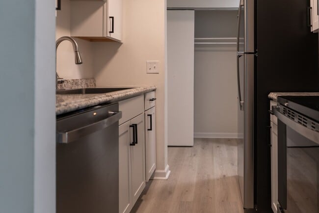 Building Photo - Newly Renovated 1 Bed, 1 Bath