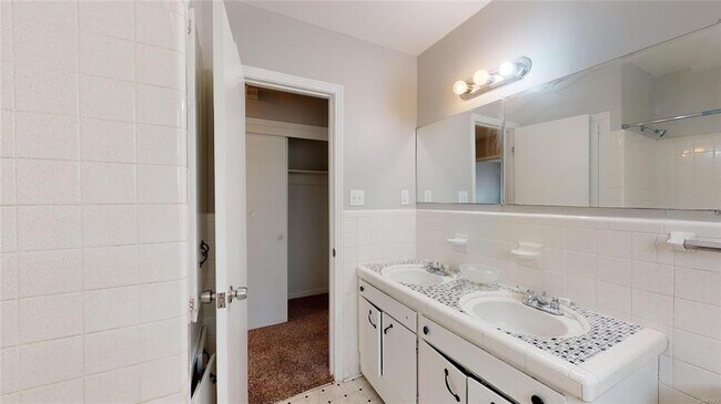 Building Photo - 3252 Cheltenham Dr