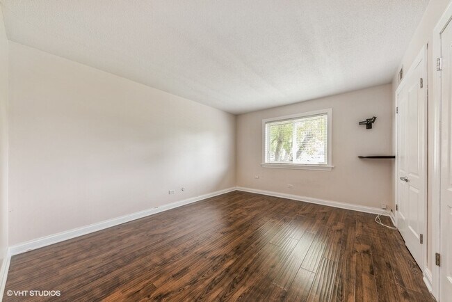 Building Photo - 5511 Chateau Dr