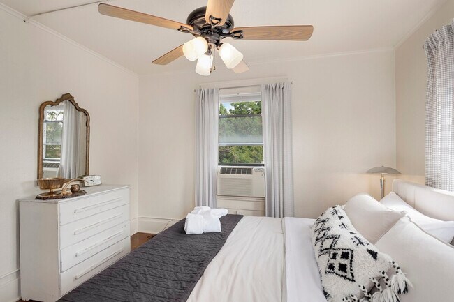 Building Photo - 110 W Meadow St