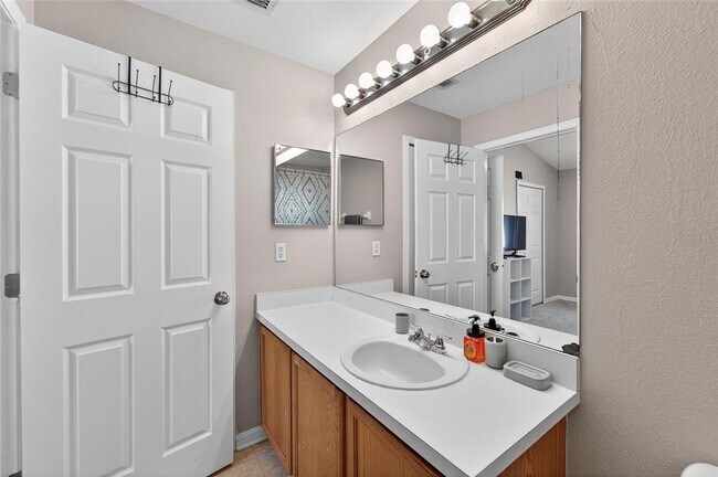 Building Photo - 11812 Lynmoor Dr