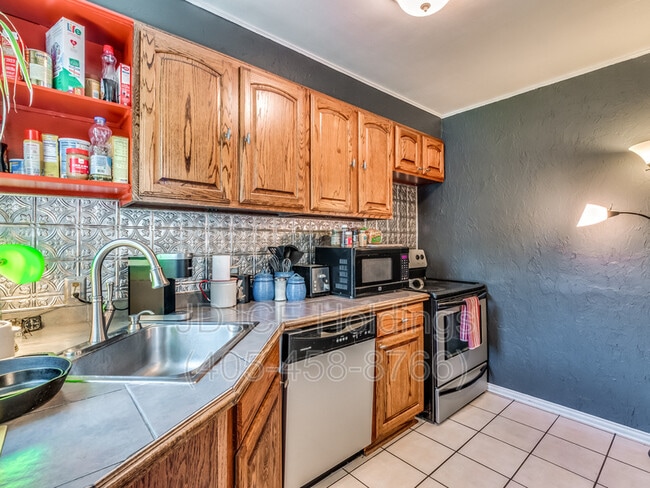 Building Photo - 906 N Lilac Ln