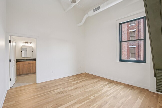 Building Photo - 110 W 9th St
