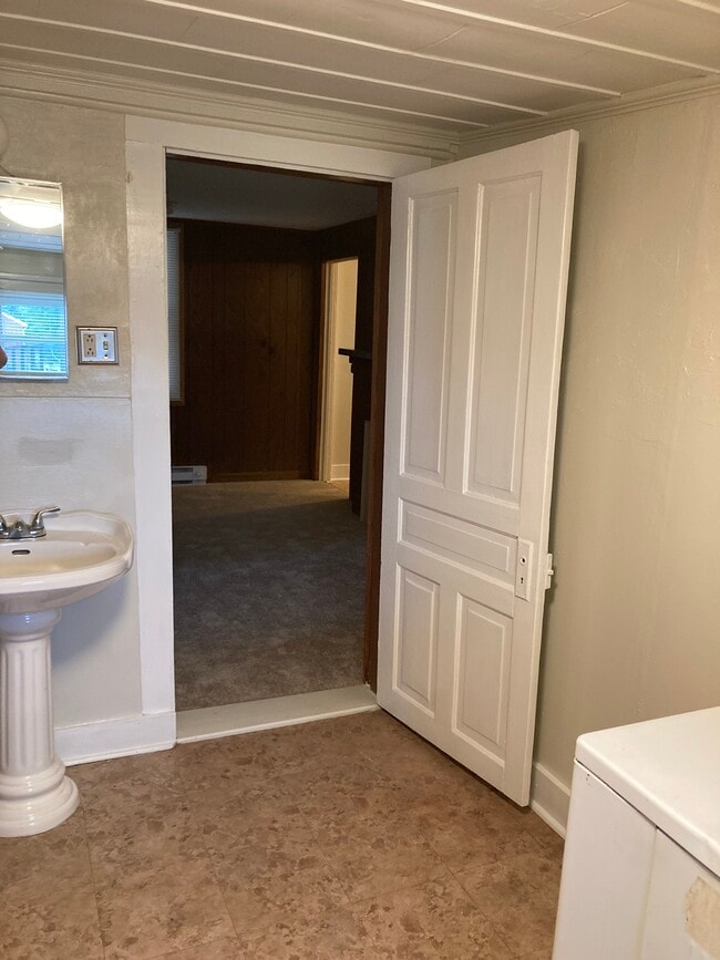 Building Photo - 5542 Meadowbrook Dr