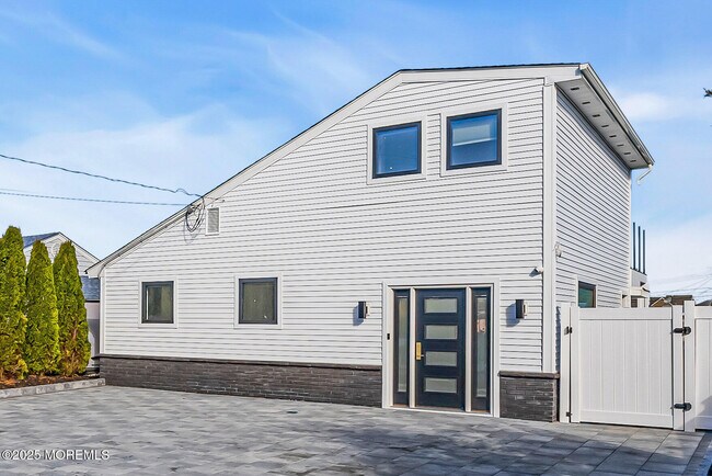 Building Photo - 320 Silver Lagoon Dr