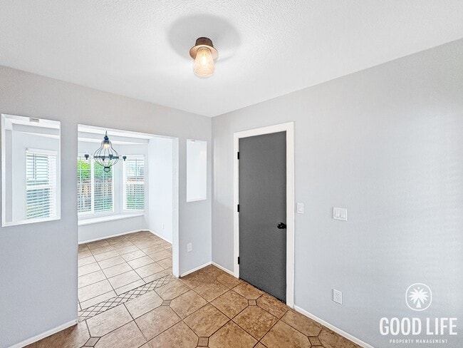 Building Photo - Inviting 2BD/1BA Gated Home in Vista with a 2 Car Garage, Private Yard & Community Amenities