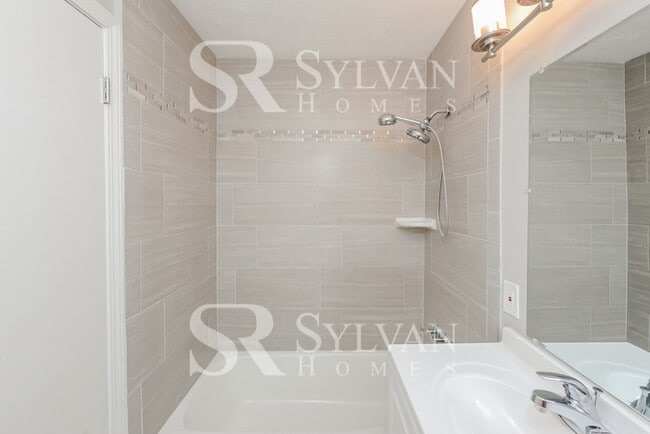 Building Photo - Welcome home to this 4 bedroom, 2 bathroom home