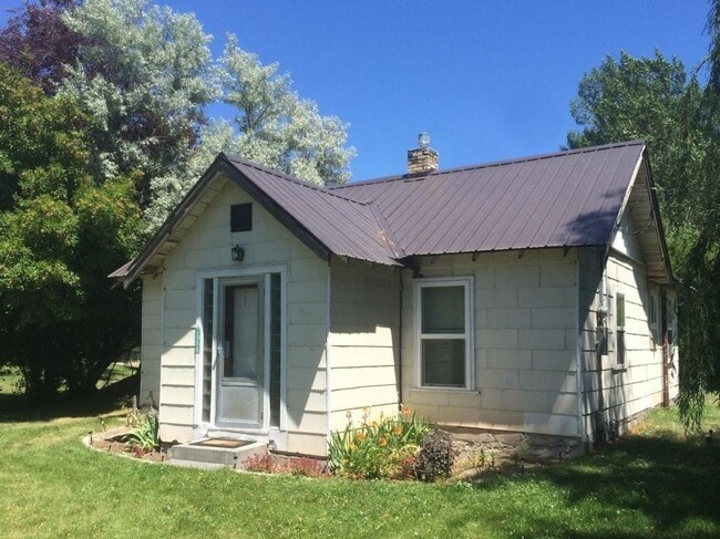 Primary Photo - Cozy 2-Bedroom Home with Spacious Yard – C...