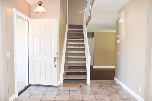 Building Photo - Beautiful 2 Story Home For Rent