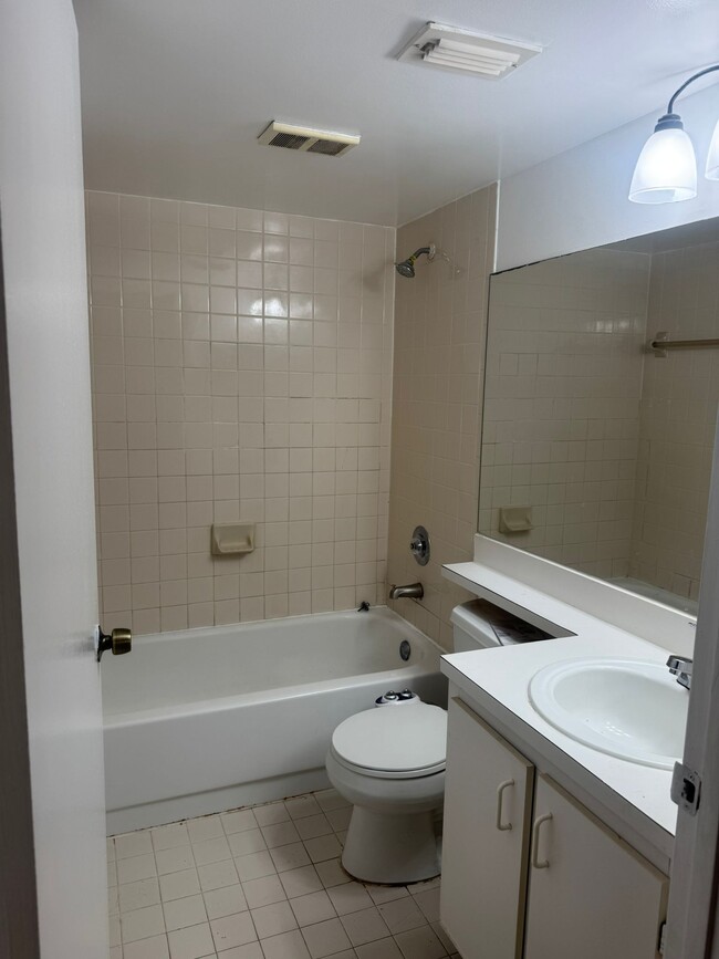 Building Photo - 560 S Park Rd