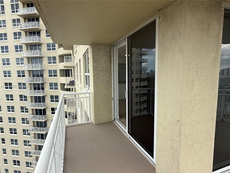 Building Photo - 19501 W Country Club Dr