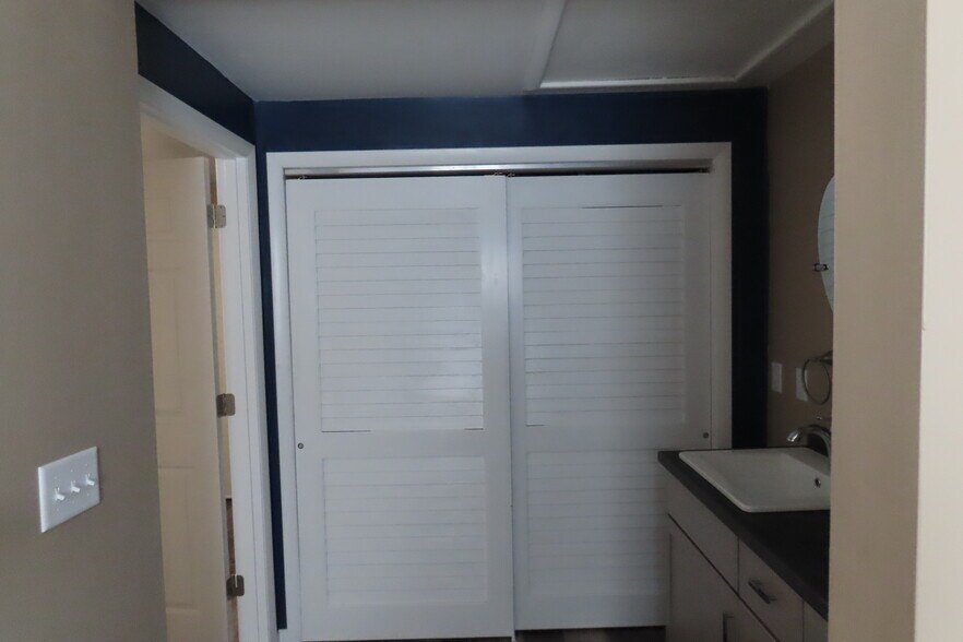 Laundy room in bathroom - 1605 Doty St