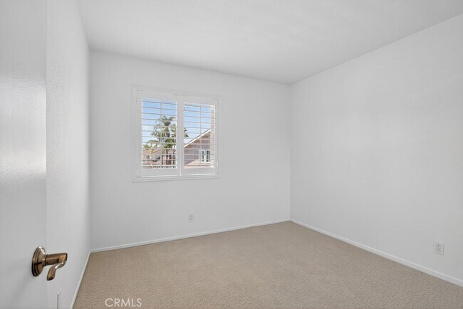 Building Photo - 14 Cll Alimar