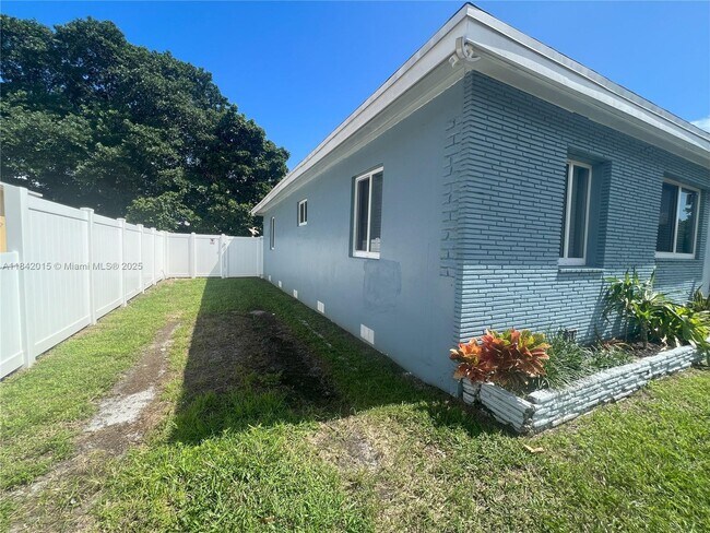 Building Photo - 333 S 24th Ave