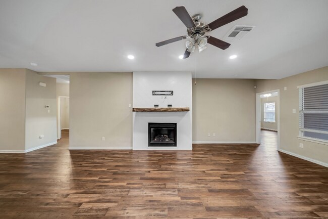 Building Photo - 3005 Gardencrest Ln