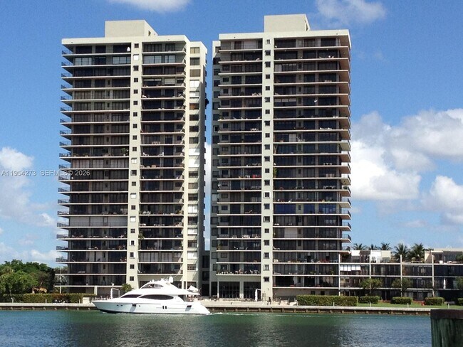 Building Photo - 1000 Venetian Way