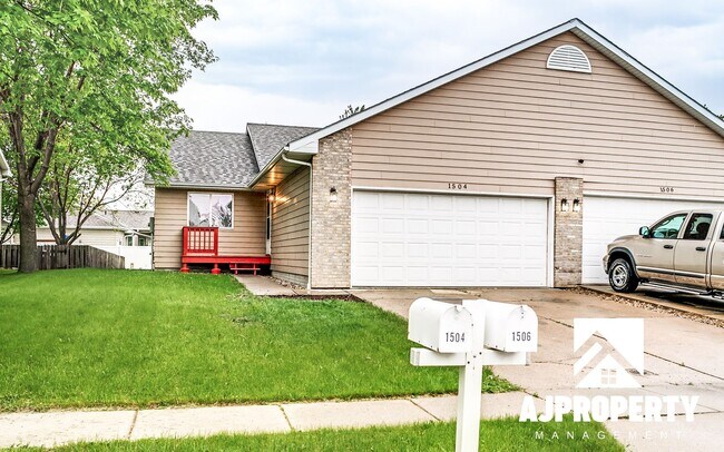 Primary Photo - 4 Bedroom 2 bathroom near Memorial middle ...