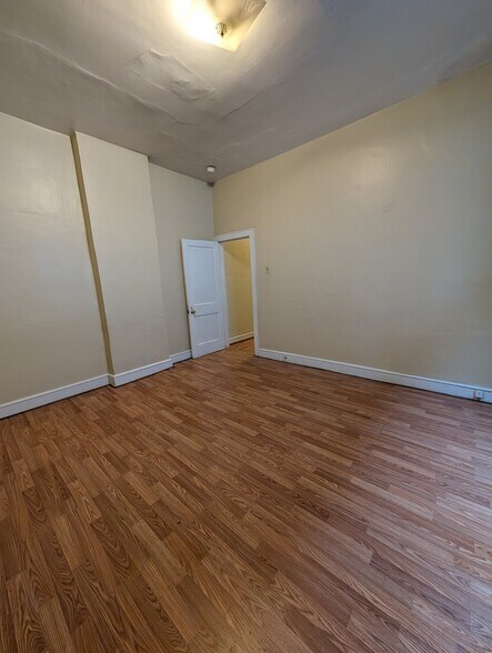 Building Photo - 411 W Diamond Ave