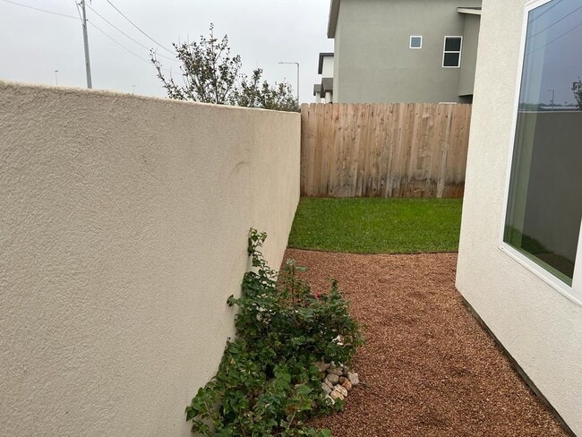 Building Photo - 202 Deer Path Lp