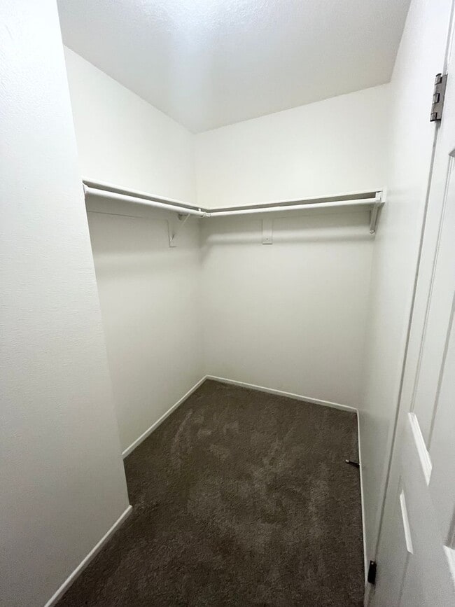 Building Photo - Beautiful 3 bedroom 2.5 bathroom home is M...