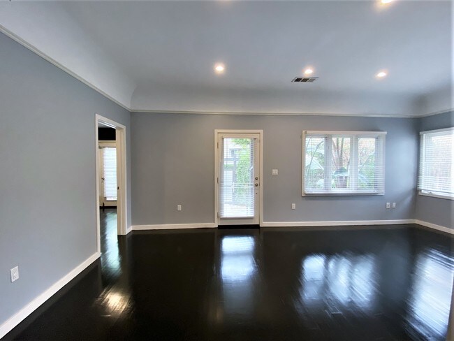 Building Photo - 8532 N W Knoll Dr