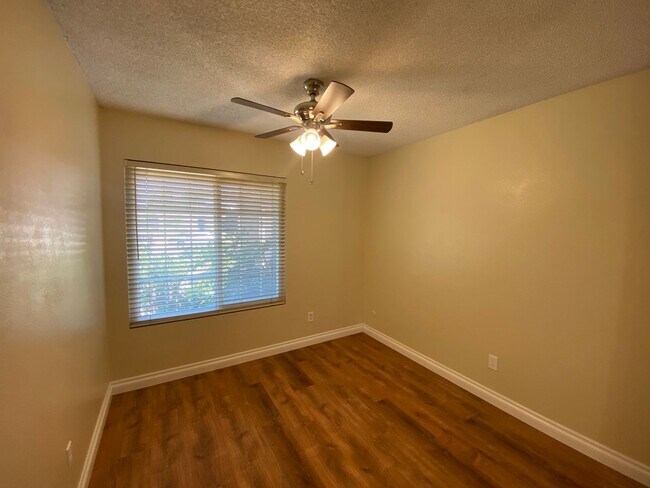Building Photo - 3 Bedroom Home - Centrally Located with So...