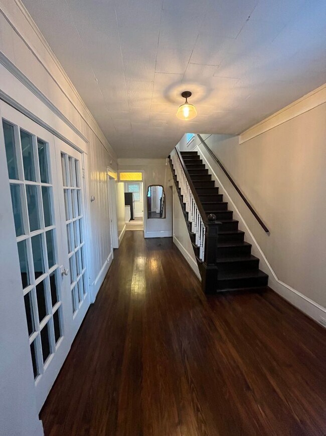 Building Photo - Spacious 3 BR home, Minutes to Medical Cen...