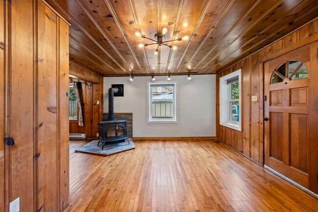 Building Photo - Charming Black Mountain Rental!