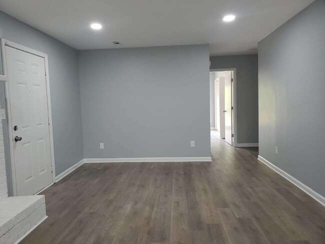 Building Photo - 1/2 off 1st months Rent move in special!!!...