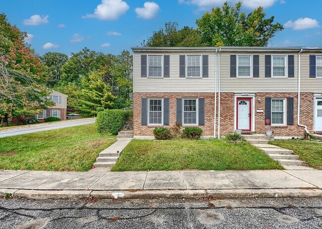 Building Photo - Updated End-of-Group Townhome with Finished Lower Level, Fenced Yard & Community Pool