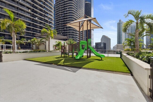 Building Photo - 999 SW 1st Ave