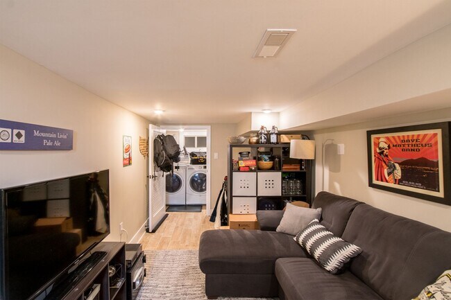 Building Photo - Two Bedroom Point Breeze Home