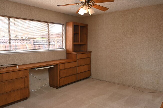 Building Photo - Prime Willow Glen, Just In Time for the Ho...
