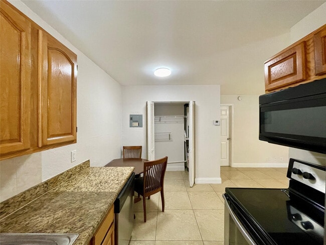 Building Photo - 601 NE 29th Dr