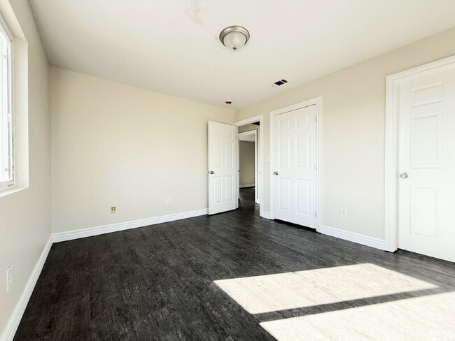 Building Photo - 846 W 55th St