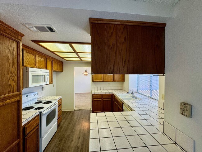 Building Photo - Spacious Home Located in the Desired Diabl...
