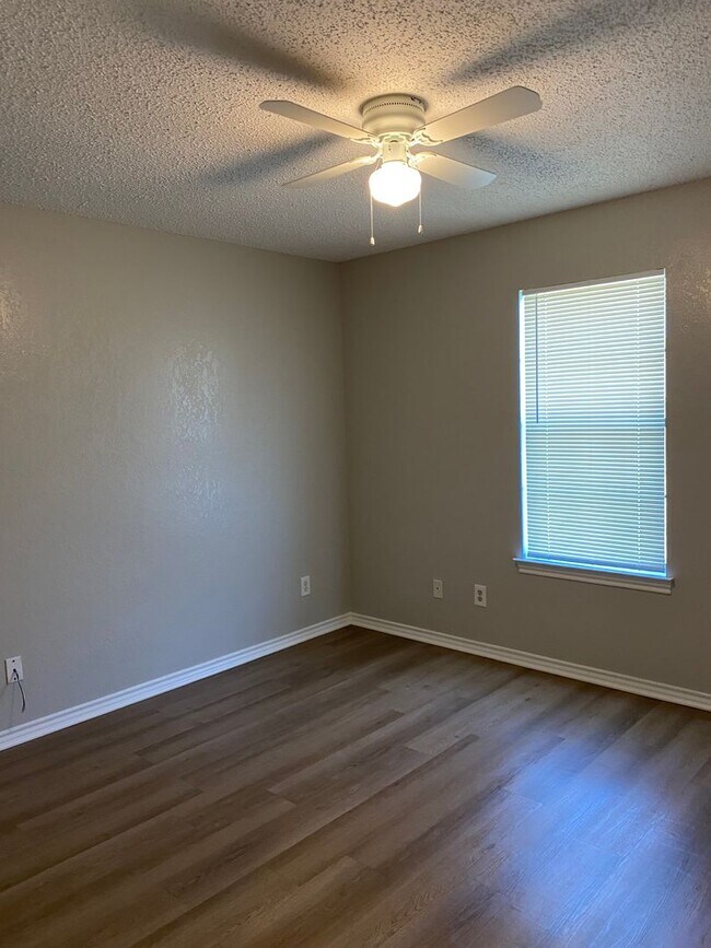 Building Photo - 1112 Valley View Dr