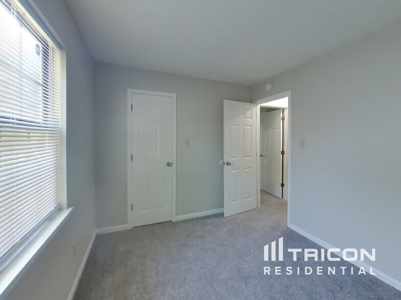 Building Photo - 5755 Rosemont Dr