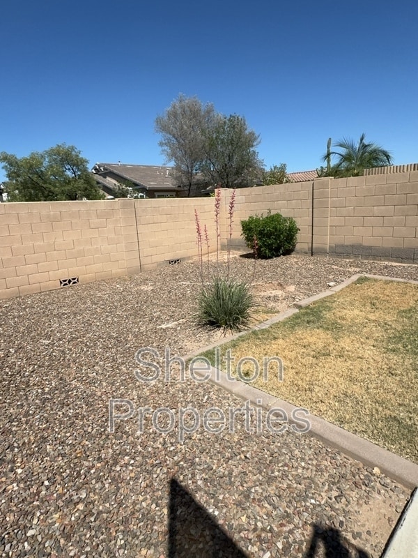 Building Photo - 15192 W Columbine Dr