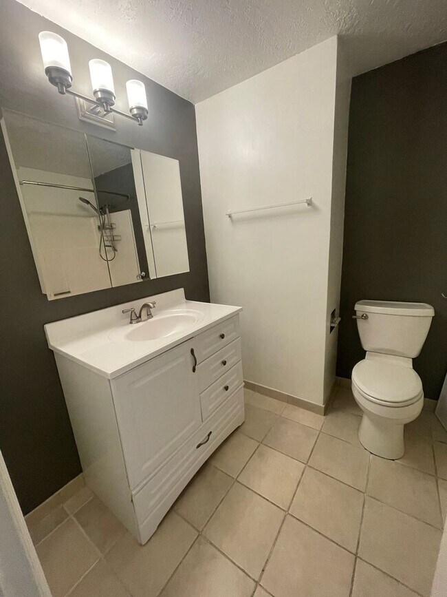 Building Photo - 3 Bedroom, Pet Friendly Home with Large Fe...