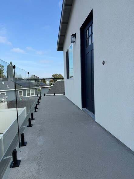 Building Photo - 6647 Delbarton St