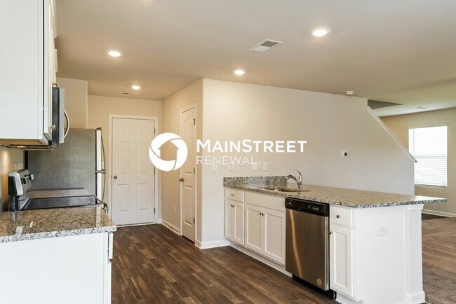 Building Photo - 3 Bedroom Pet-Friendly Home in Zebulon, NC with Main Street Renewal