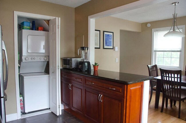 Building Photo - Bright and spacious end-unit townhouse