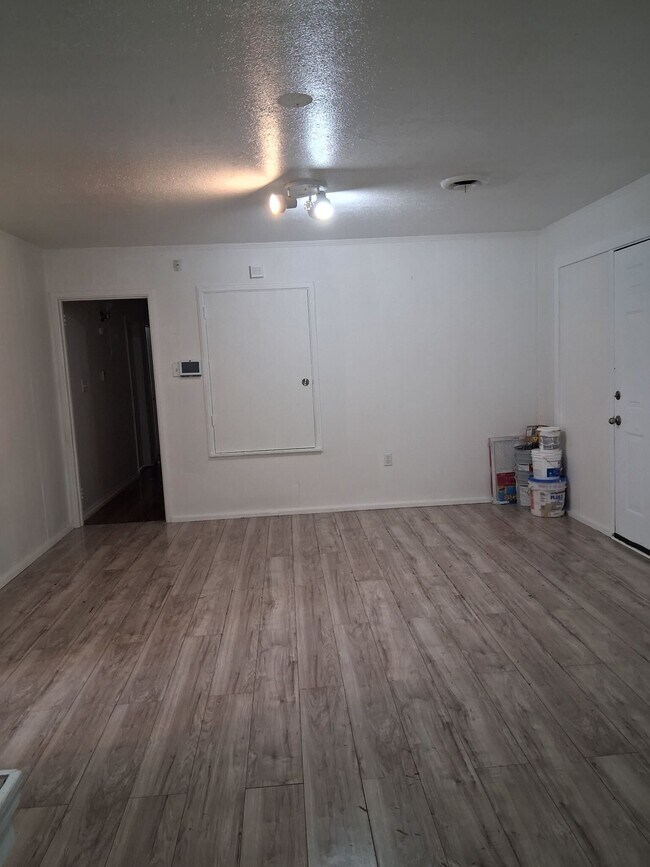 Building Photo - 3207 Longwood Dr