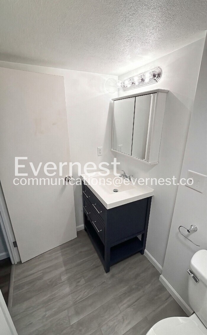 Building Photo - 422 Country Downs Dr